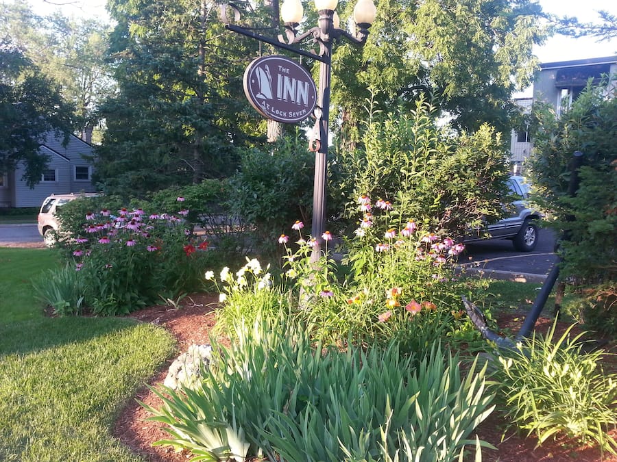 Majoituspaikan julkisivu illalla/yöllä