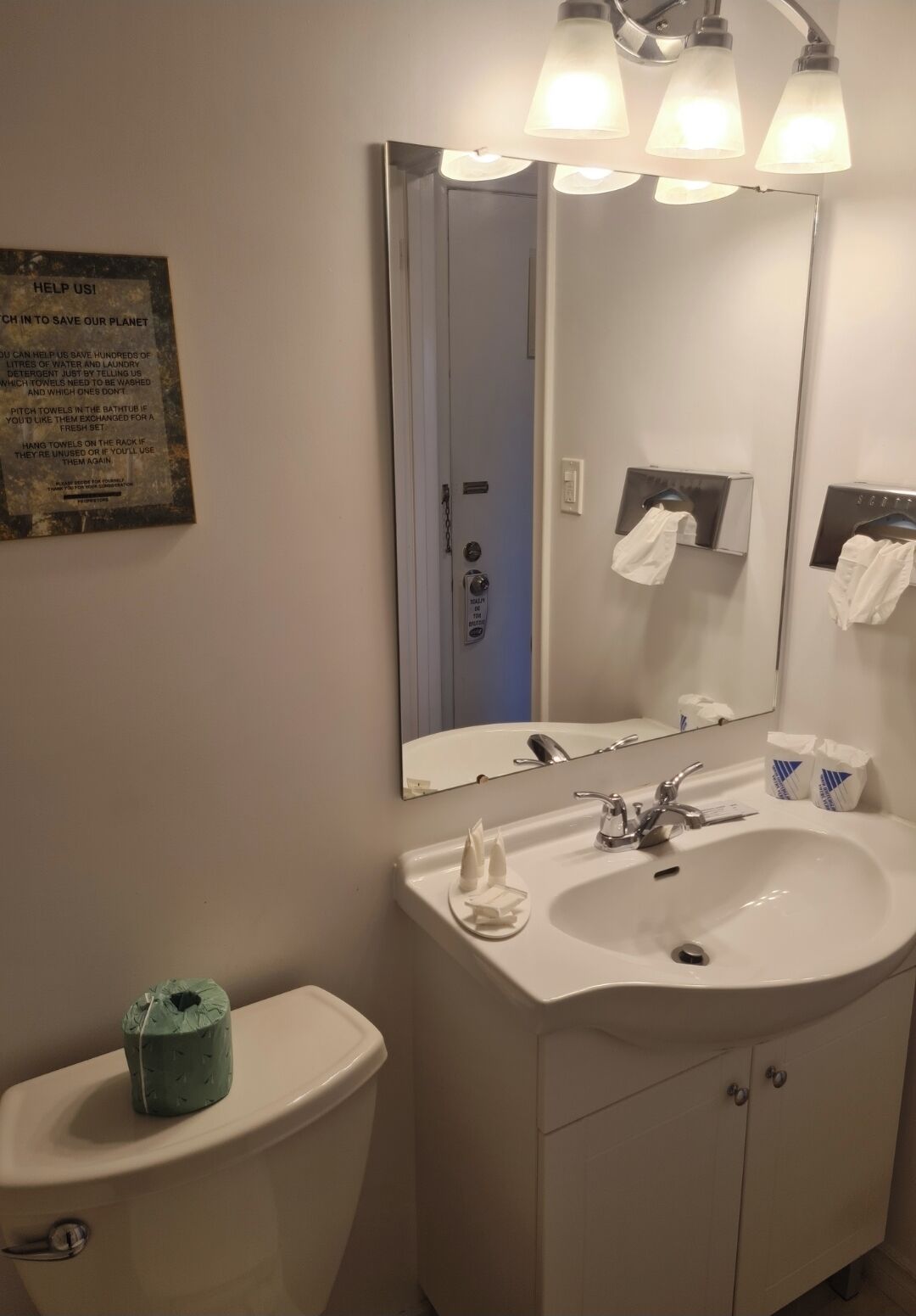 classic room, 2 double beds, canal view | bathroom | combined shower/bathtub, free toiletries, hair dryer, towels