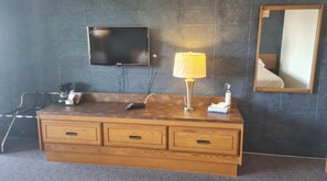 Classic Room, 2 Double Beds, Canal View | Hypo-allergenic bedding, individually decorated, individually furnished - The Inn at Lock Seven (Thorold)