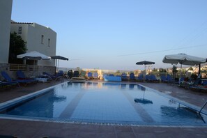 2 outdoor pools, pool loungers - Frida Village (Hersonissos)