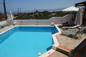 2 piscinas externas, espreguiçadeiras