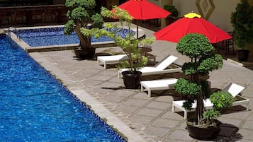 Piscine extérieure, parasols de plage, chaises longues