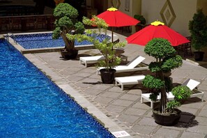 Outdoor pool, pool umbrellas, sun loungers - Rocky Plaza Hotel Padang (Padang)