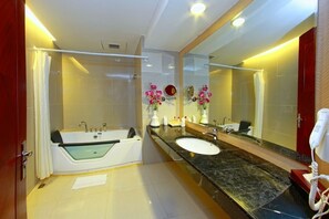 Junior Room | Bathroom | Shower, hair dryer, slippers, towels - Rocky Plaza Hotel Padang (Padang)