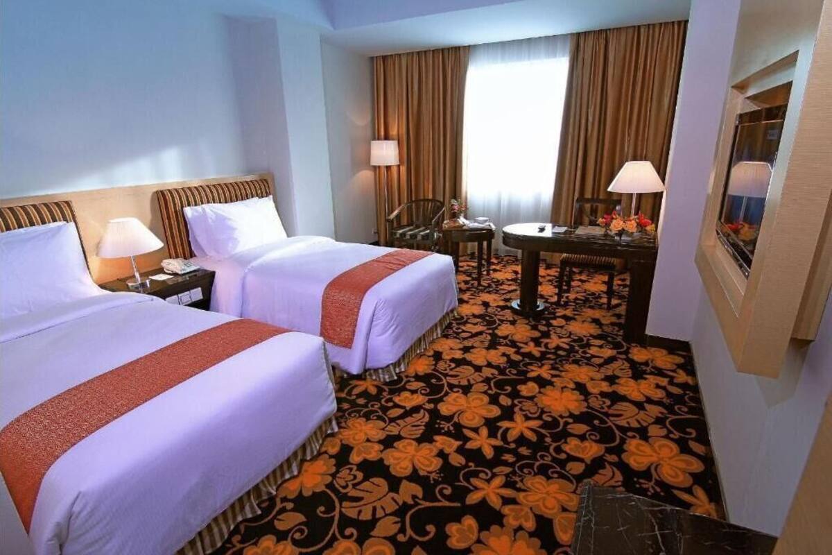 Roupas de cama premium, frigobar, cofres nos quartos, escrivaninha