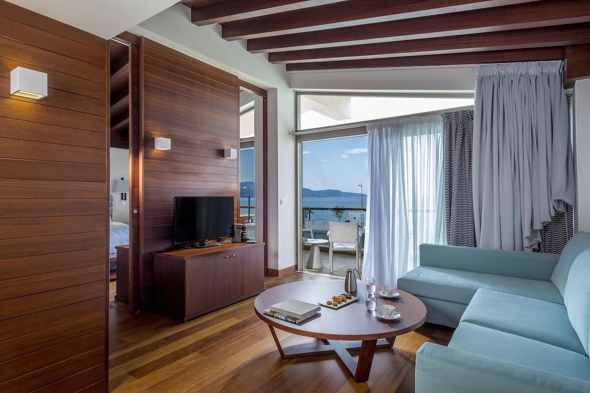 Suite, 1 slaapkamer, uitzicht op zee | 1 slaapkamer, een minibar, een kluis op de kamer, geluiddichte muren
