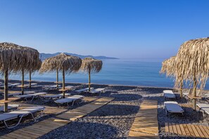 Plage, chaises longues, parasols, serviettes de plage