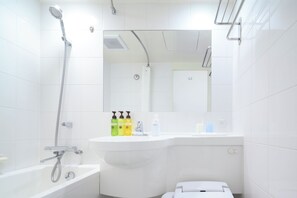 Combined shower/bathtub, free toiletries, hair dryer, slippers - Hotel MyStays Hamamatsucho (Tokyo)