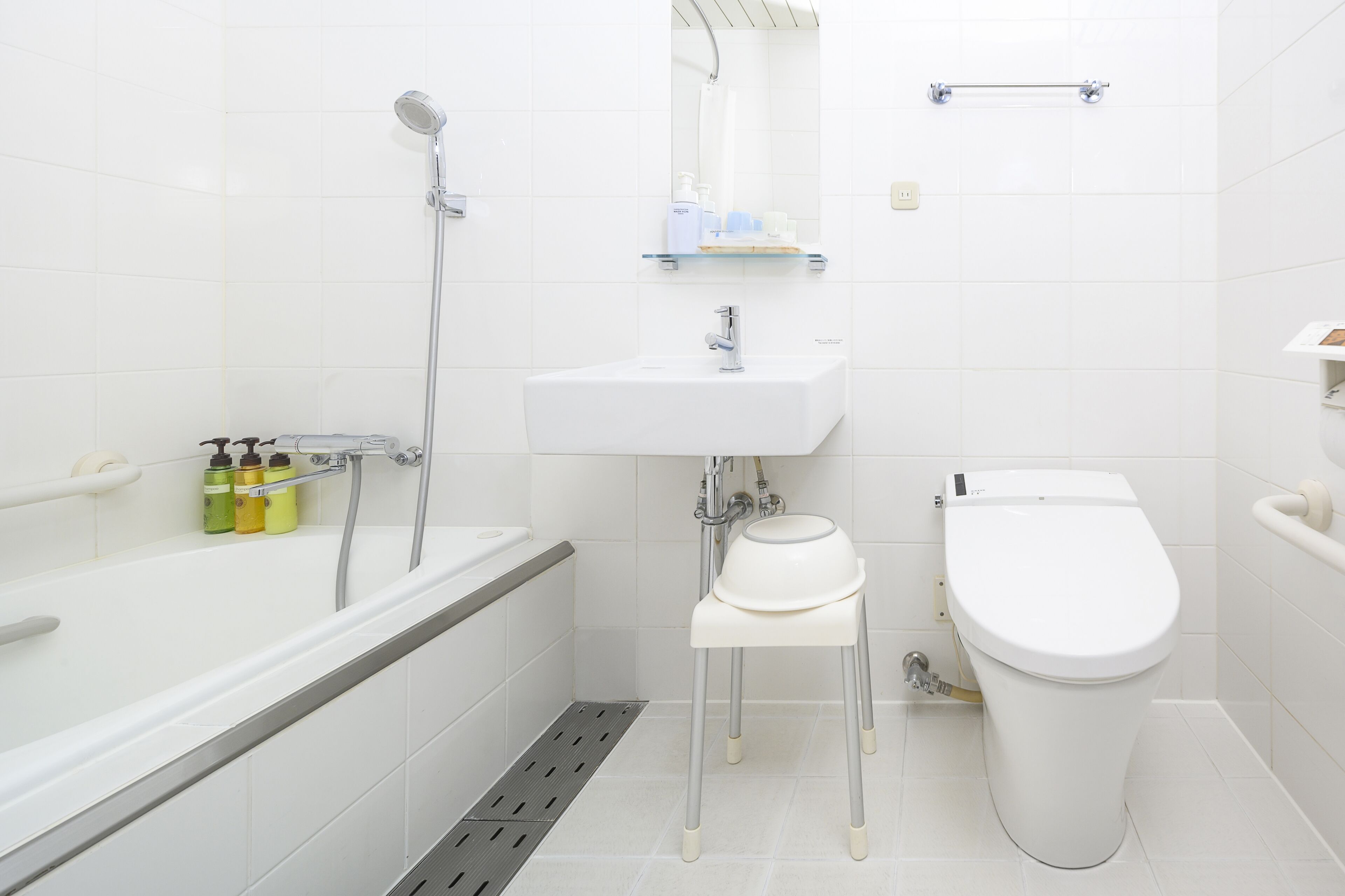 combined shower/bathtub, free toiletries, hair dryer, slippers