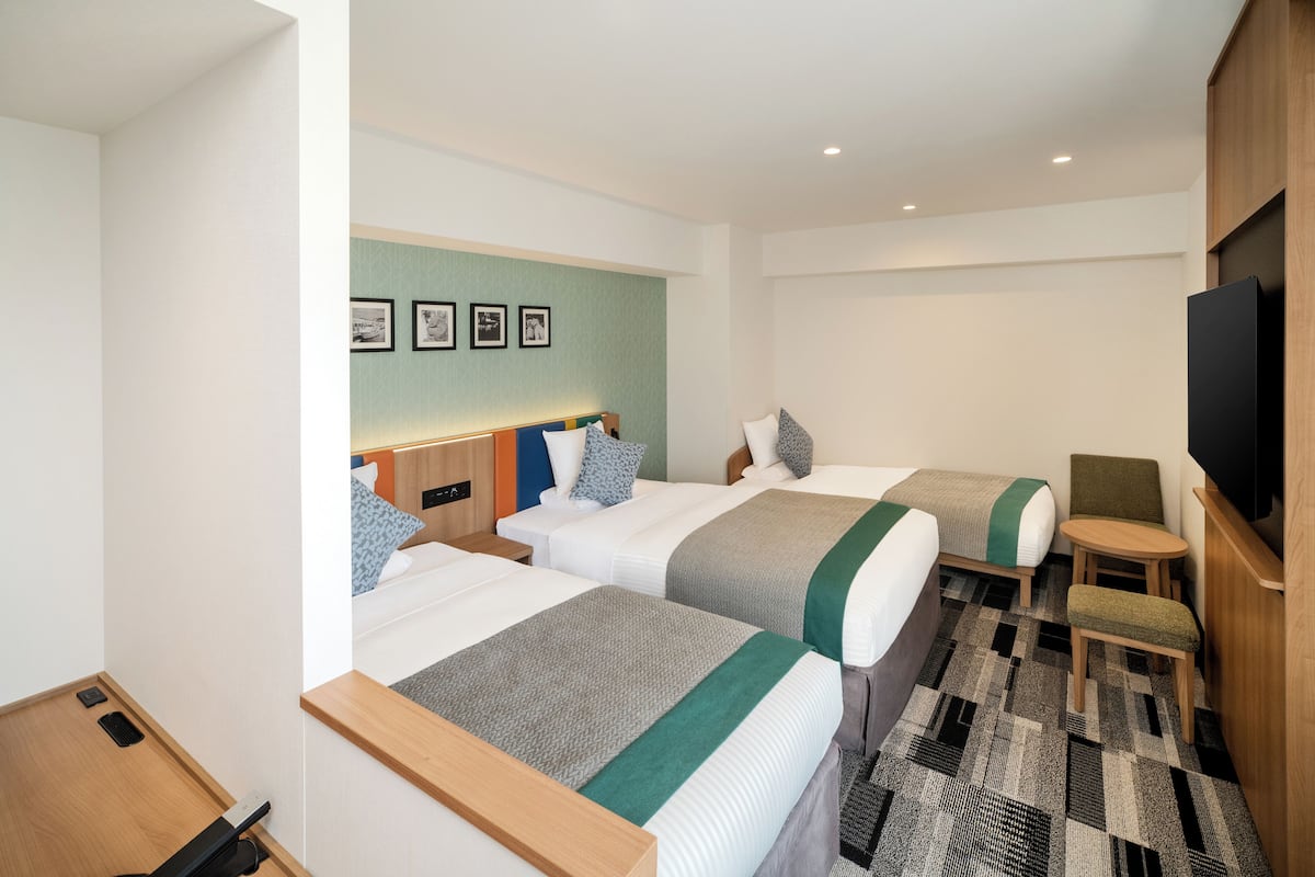Chambre Triple Supérieure, non-fumeurs | Coffres-forts dans les chambres, bureau, Wi-Fi gratuit, draps fournis
