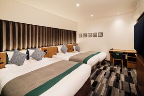 Accessible Queen+2Extra Beds