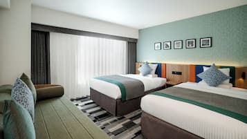 Comfort driepersoonskamer, niet-roken | Een kluis op de kamer, een bureau, gratis wifi, beddengoed