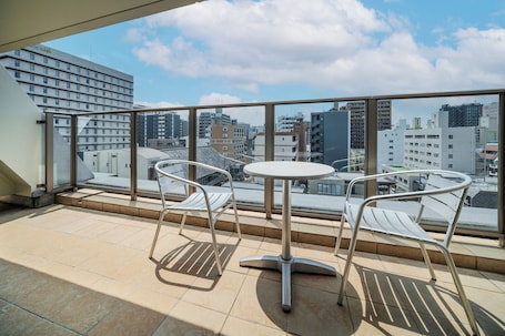 Superior Triple (Non-smoking) | In-room safe, desk, free WiFi, bed sheets