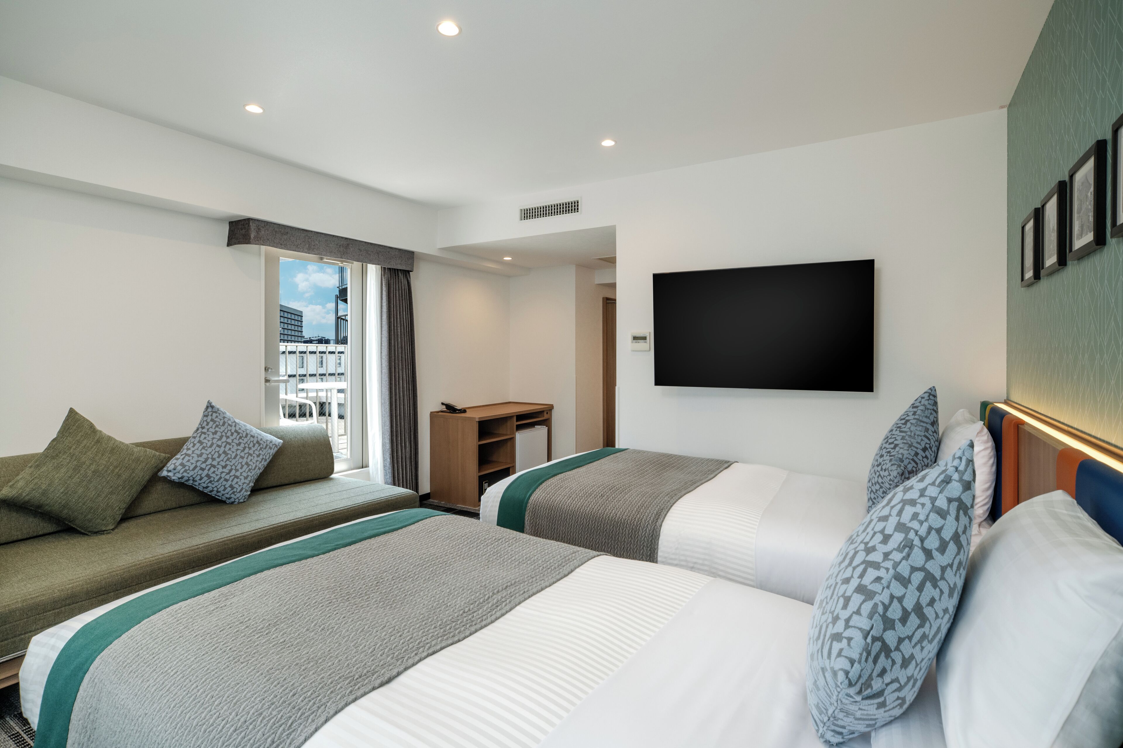 Comfort Corner Triple (Non-smoking) | In-room safe, desk, free WiFi, bed sheets