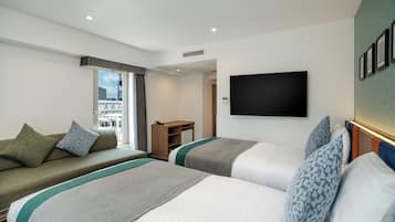 Comfort Corner Triple (Non-smoking) | In-room safe, desk, free WiFi, bed sheets