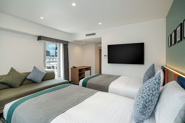 Comfort Corner Triple (Non-smoking) | In-room safe, desk, free WiFi, bed sheets - Hotel MyStays Fukuoka Tenjin Minami (Fukuoka)