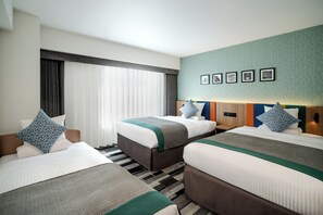 Comfort Triple (Non-smoking) | In-room safe, desk, free WiFi, bed sheets