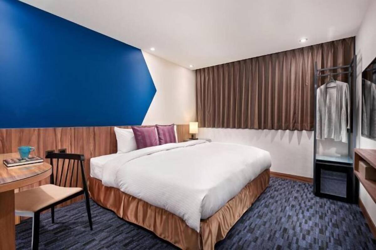 Premium bedding, desk, iron/ironing board, free WiFi