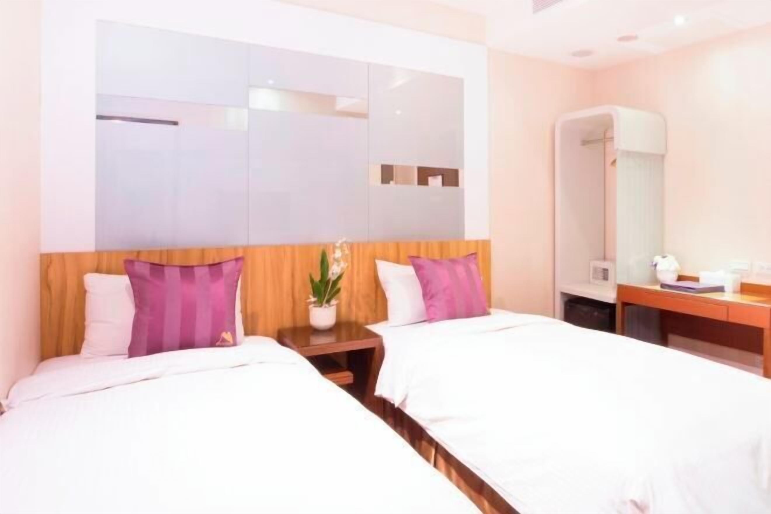 Premium bedding, desk, iron/ironing board, free WiFi