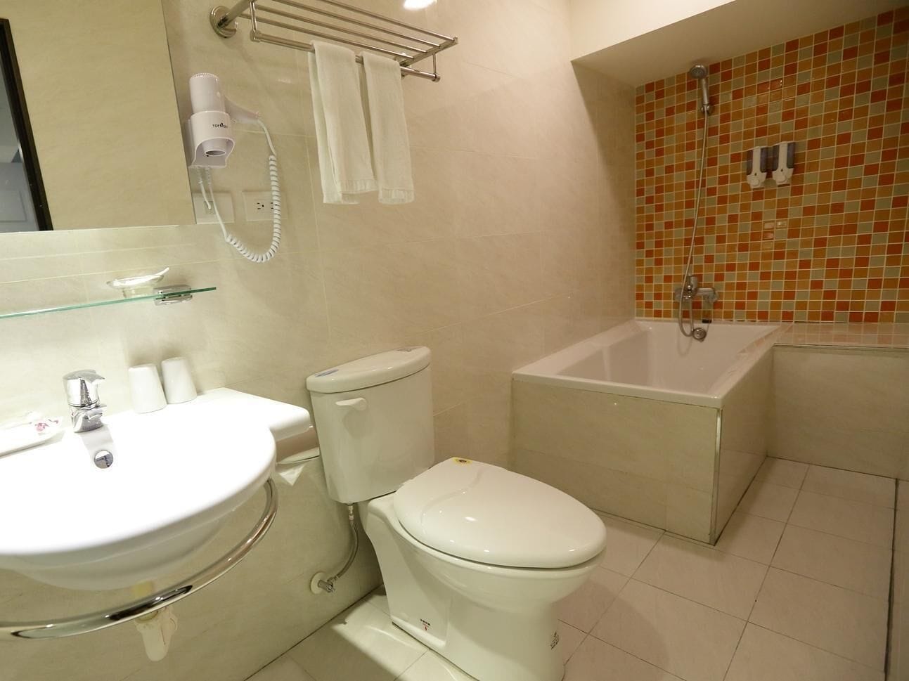 day-use double room with bathtub max 3 hours stay | bathroom | shower, hair dryer, towels, toilet paper