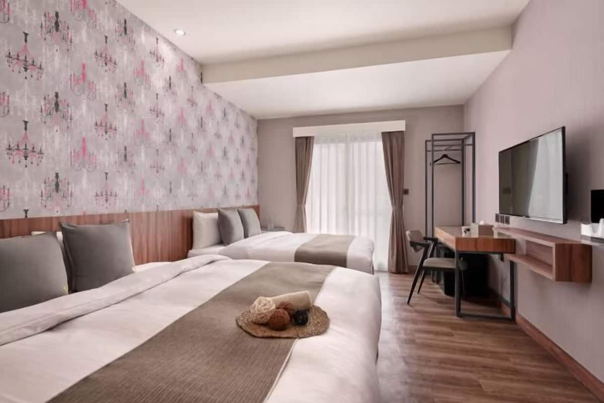 Peralatan tempat tidur premium, meja, seterika/papan seterika