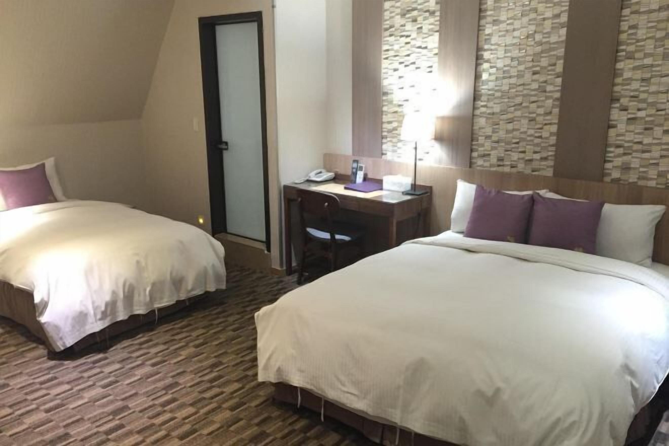 Premium bedding, desk, iron/ironing board, free WiFi