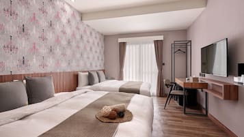 Habitación triple Deluxe, balcón | Ropa de cama de alta calidad y escritorio