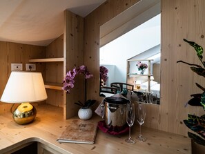 Kahden hengen deluxe-huone | Tallelokero huoneessa, ilmainen Wi-Fi