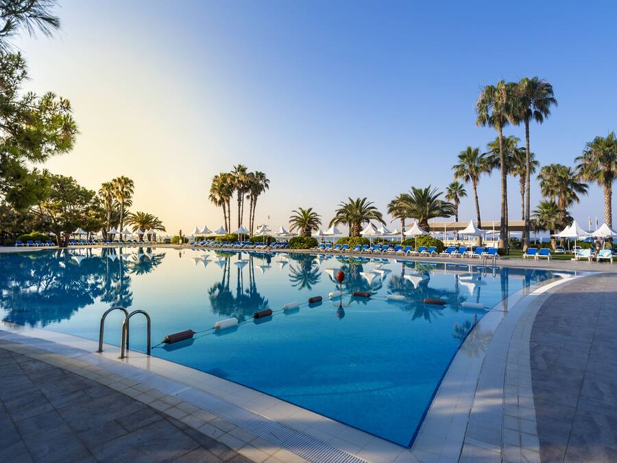 Innenpool, 3 Außenpools, Sonnenschirme, Liegestühle