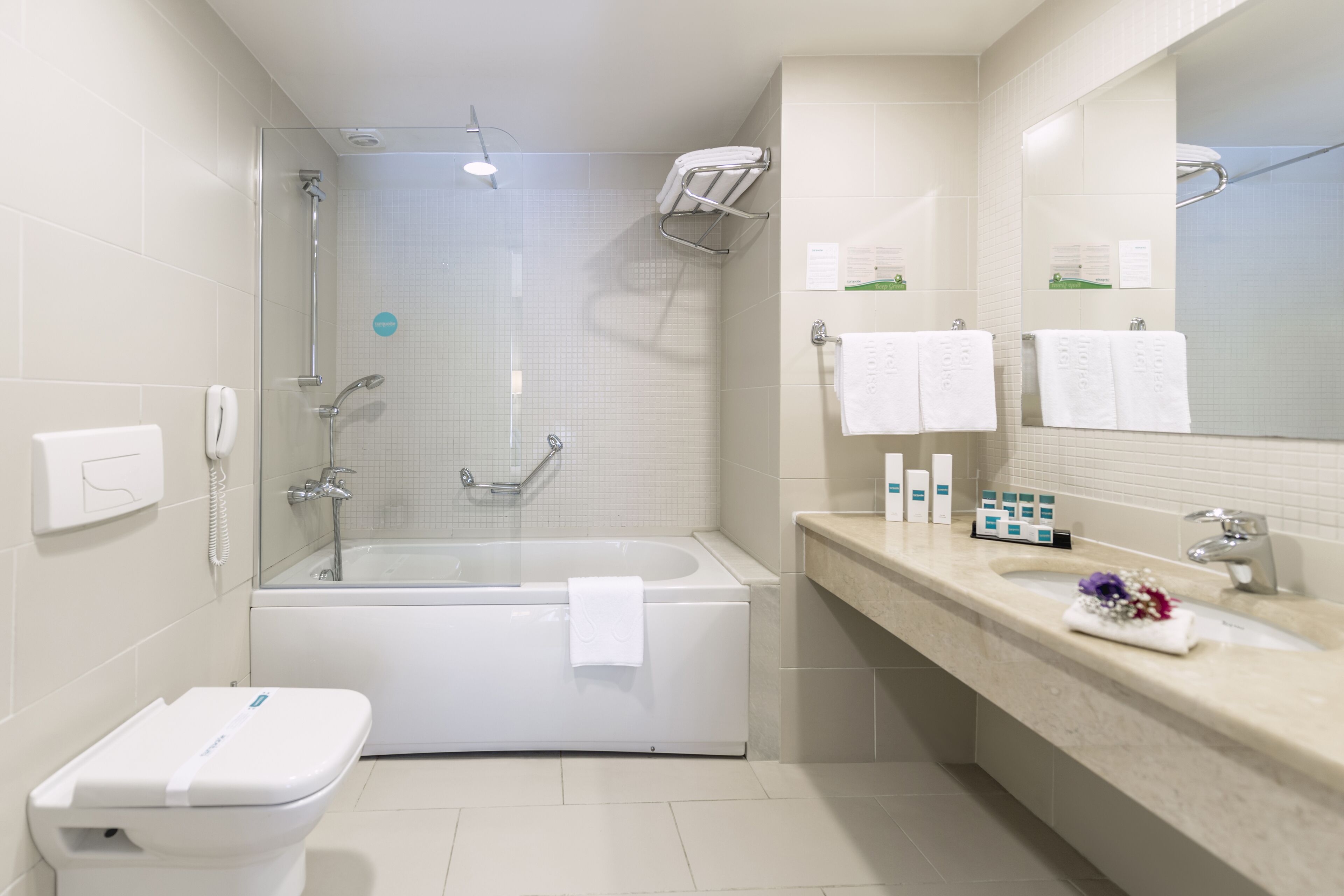 Un baño moderno con bañera, inodoro y lavamanos.