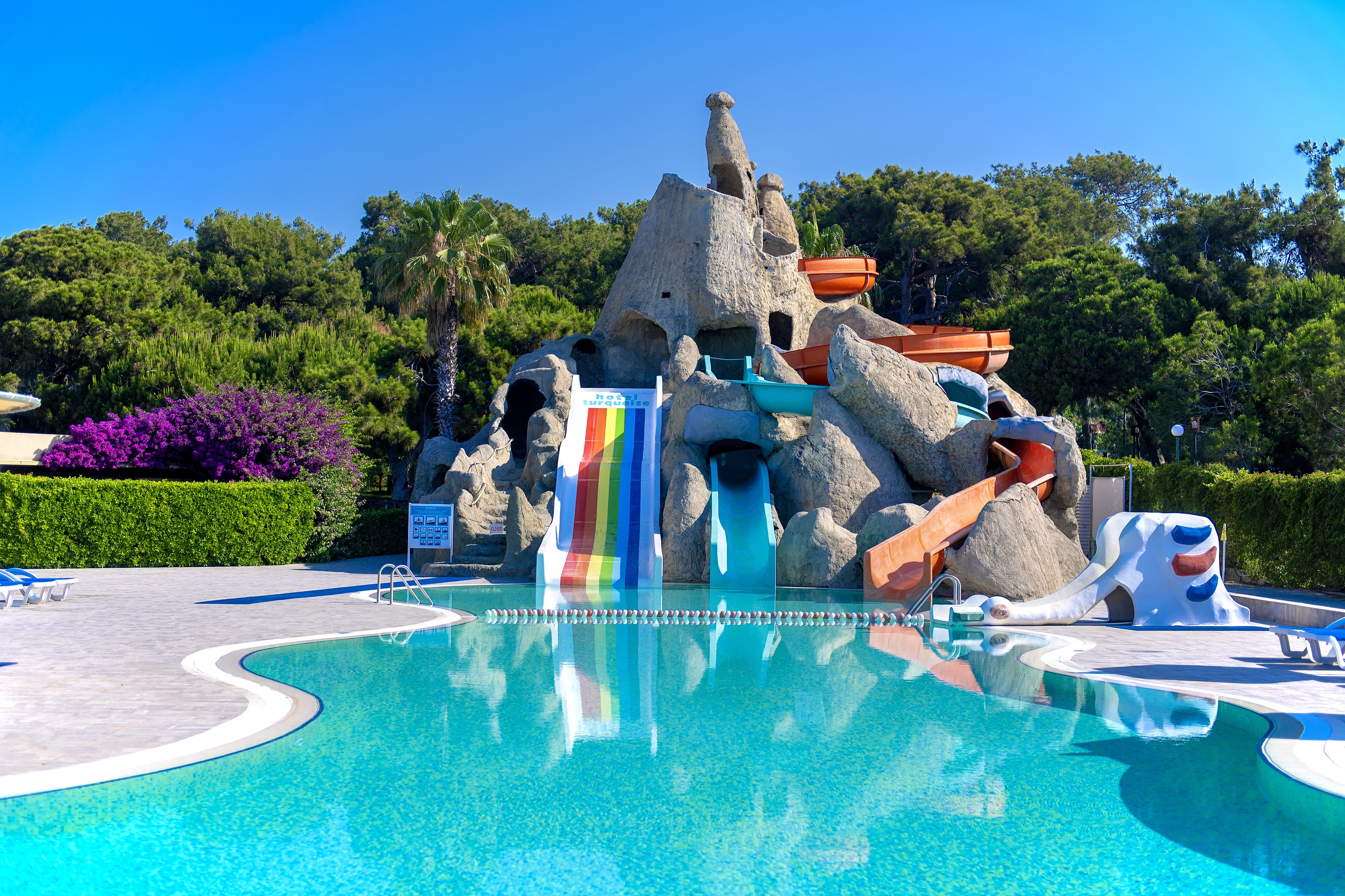 室内游泳池，3 室外游泳池，池畔遮阳伞，日光浴躺椅