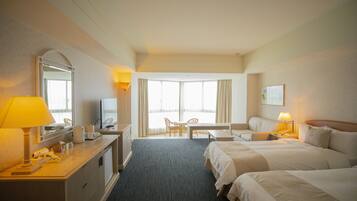 Caja de seguridad en la habitación, escritorio y cortinas blackout