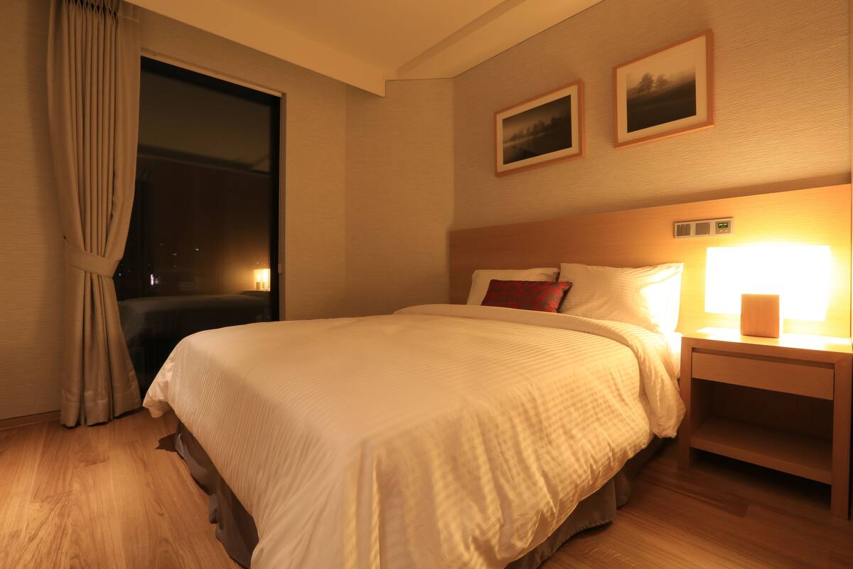 Kamar Double Standar | Minibar, meja kerja, tirai kedap cahaya, dan Wi-Fi gratis