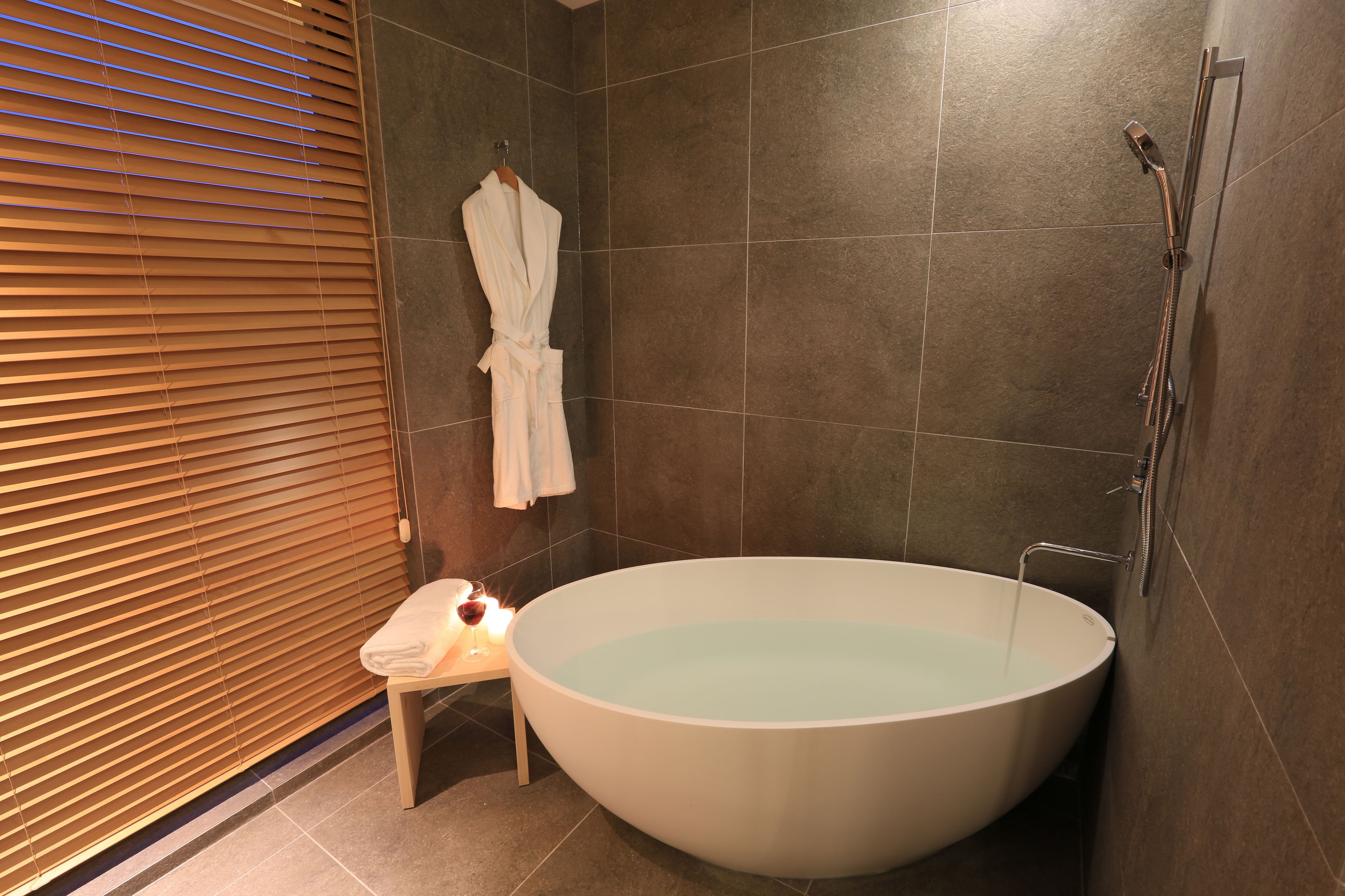 suite (spa ) | deep-soaking bathtub