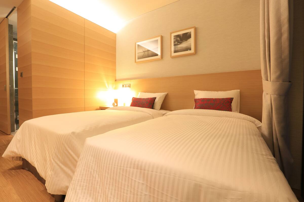 Kamar Twin Standar | Minibar, meja kerja, tirai kedap cahaya, dan Wi-Fi gratis