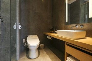 Kostenlose Toilettenartikel, Haartrockner, Bademäntel, Hausschuhe
