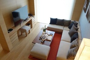 Royal suite | Een minibar, een bureau, verduisterende gordijnen, gratis wifi