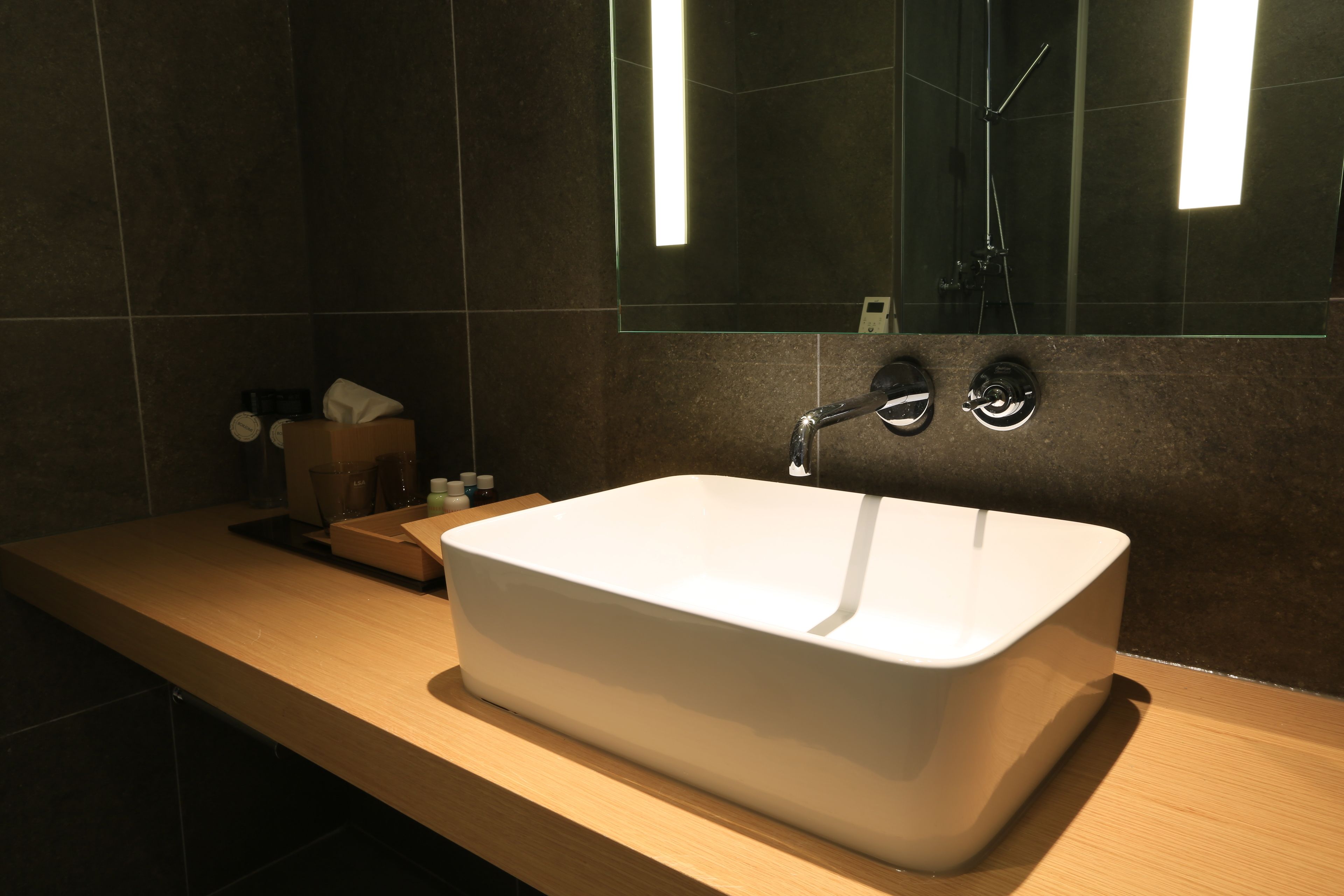 deluxe double room | bathroom sink