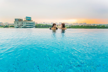 Una piscina al aire libre. Teascape Chiayi