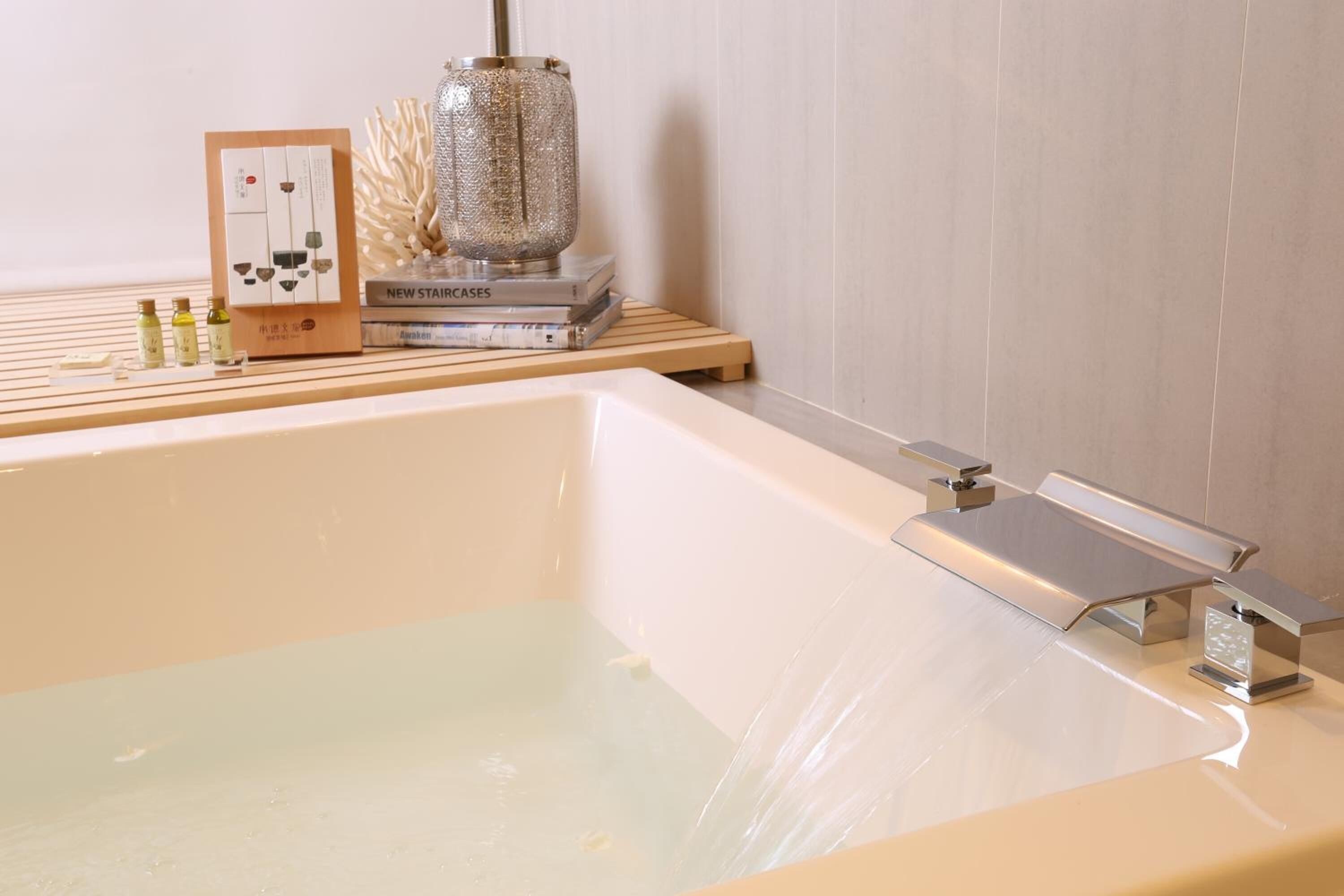 Un baño moderno con bañera, ducha y tocador.