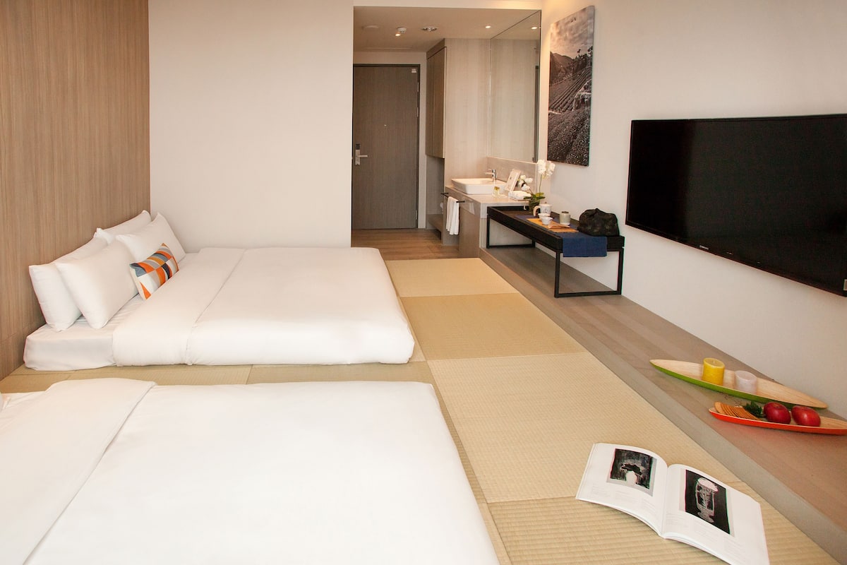 Soundproofing, free WiFi, bed sheets