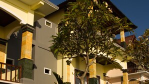 A multi-story building with a balcony, a swimming pool, and various potted plants. - Beten Waru (Karangasem)