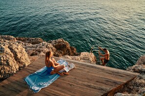 Spiaggia privata, lettini da mare, ombrelloni, un bar sulla spiaggia