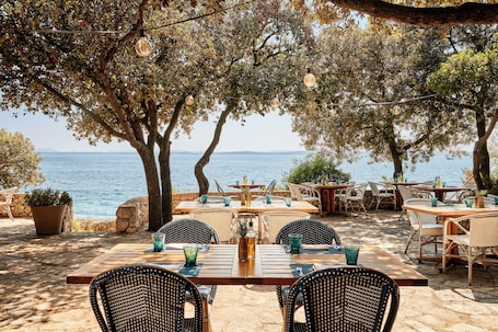2 restaurants; lunch and dinner served . Falkensteiner Residences Senia