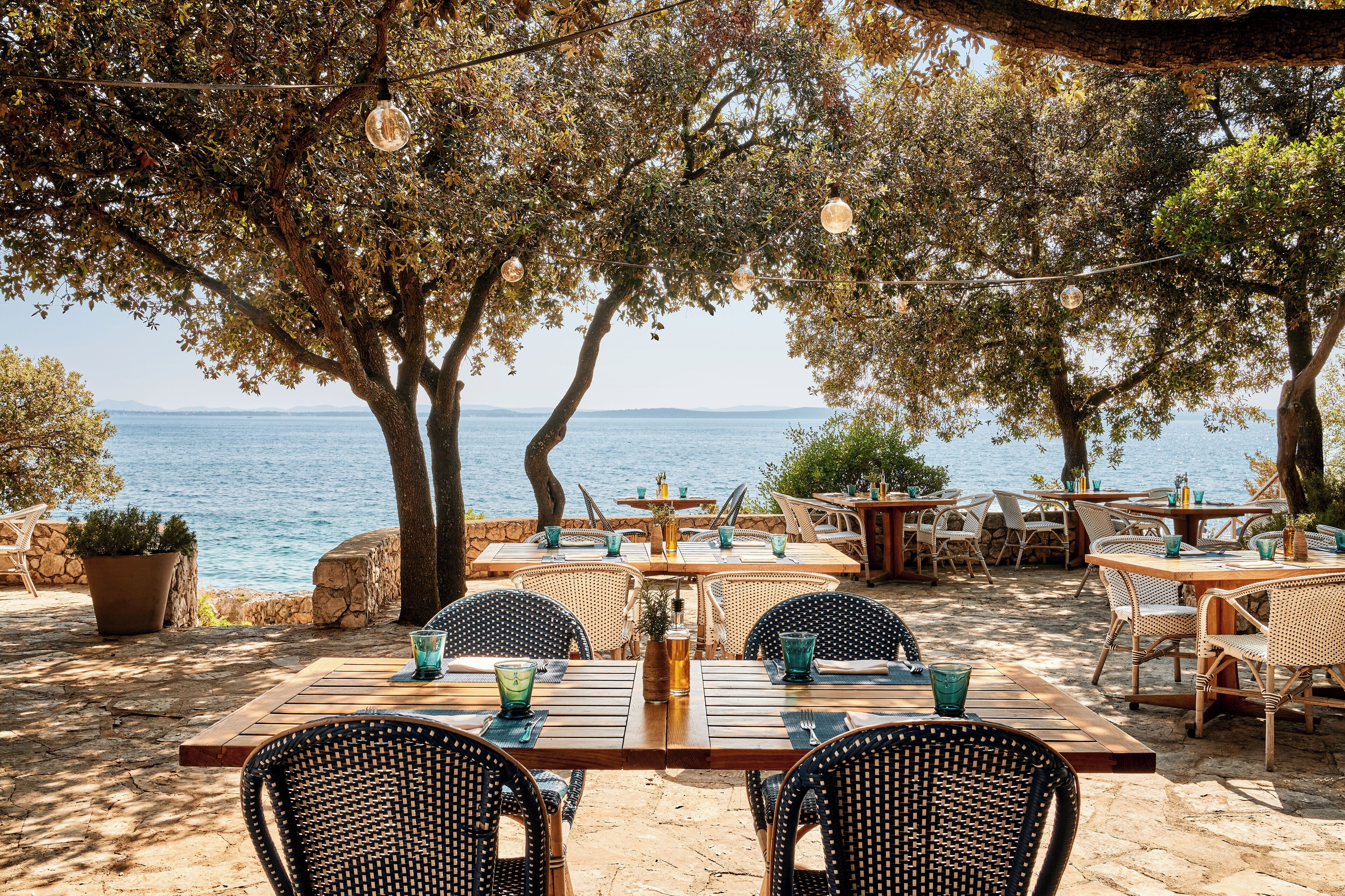 2 restaurants servant le déjeuner et le dîner, plats Cuisine au barbecue
