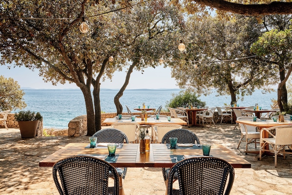 2 restaurantes, se sirven comidas, cenas y cocina a la parrilla