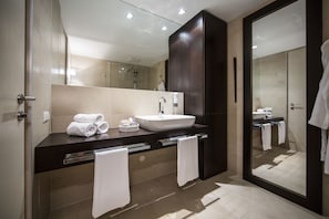 Departamento de lujo, 3 habitaciones, balcón, vista parcial al mar | Baño | Regadera, amenidades de baño ecológicas, secadora de cabello, batas