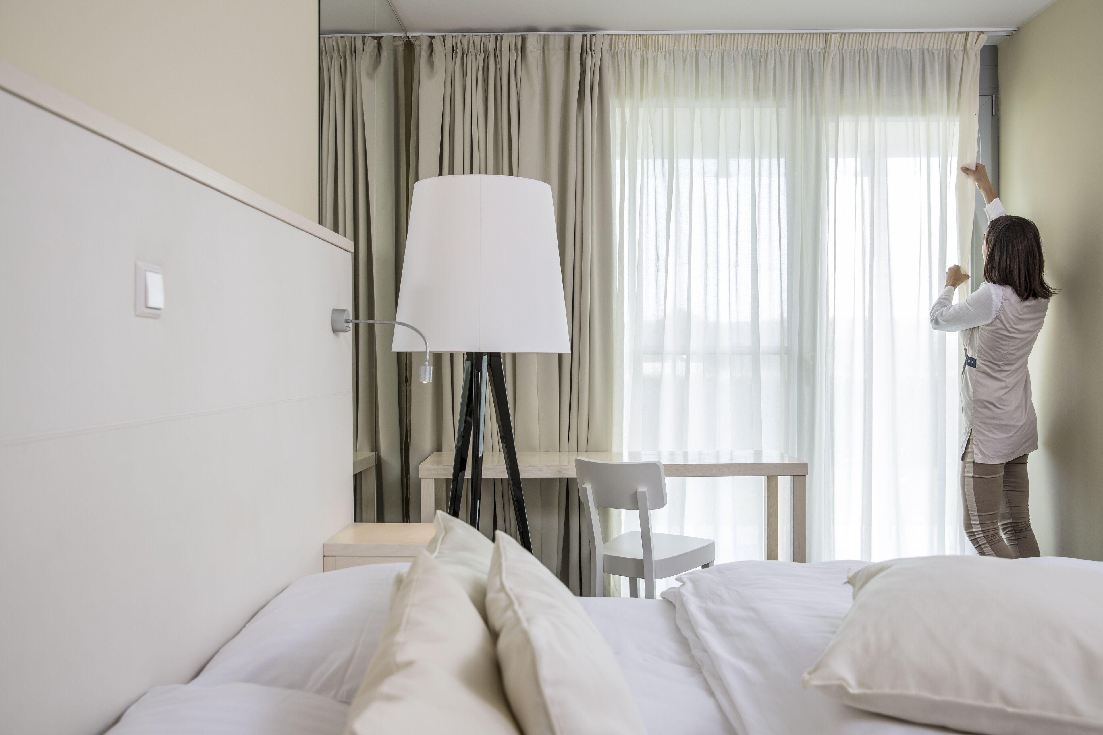 Habitación de hotel con cama, escritorio y silla.