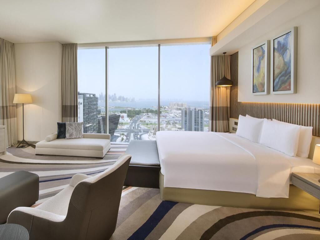 Peralatan tempat tidur premium, bar mini, peti besi dalam bilik, meja 
