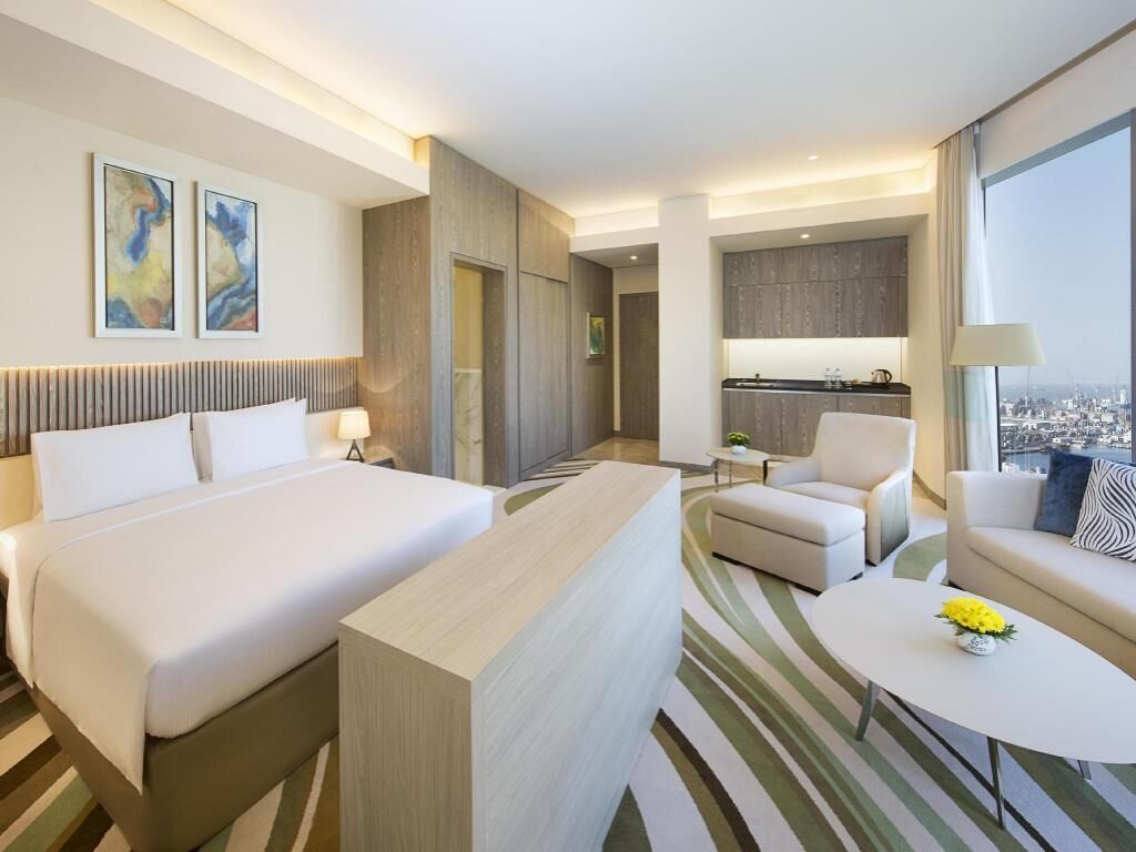 Peralatan tempat tidur premium, bar mini, peti besi dalam bilik, meja 